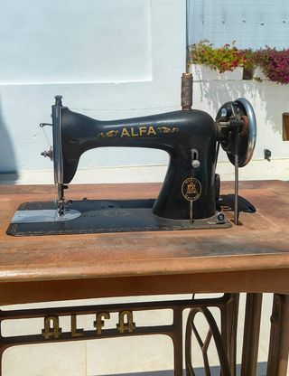 Máquina coser Alfa antigua