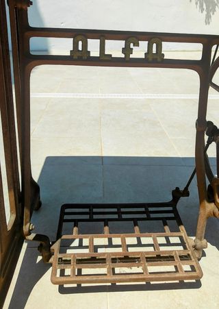 Máquina coser Alfa antigua