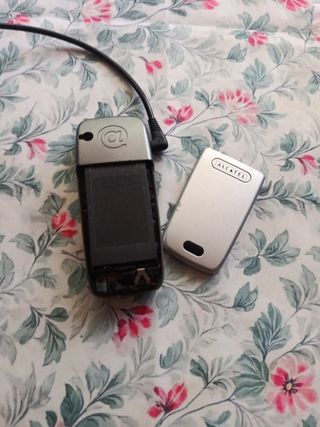 Cellulare rosso Alcatel