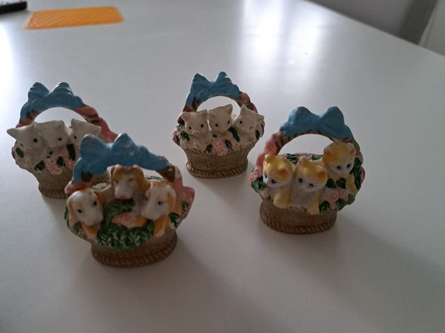 6 Statuine cuccioli cestini