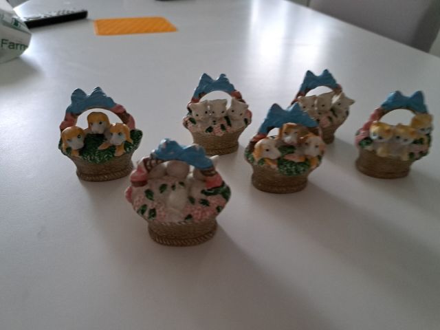 6 Statuine cuccioli cestini