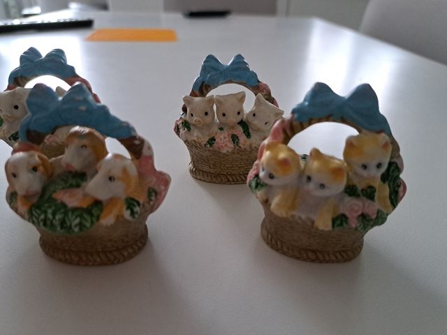 6 Statuine cuccioli cestini