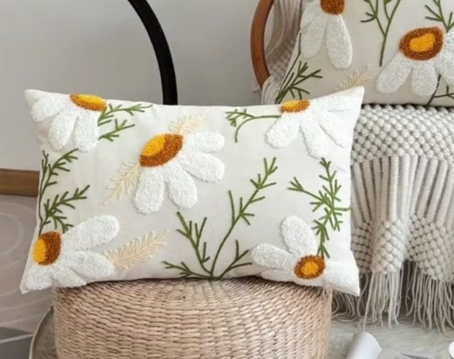 Capa de almofada decorativa, bordada 50x30cm .50% ALGODÃO