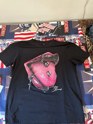 Camiseta negra boca con piercings