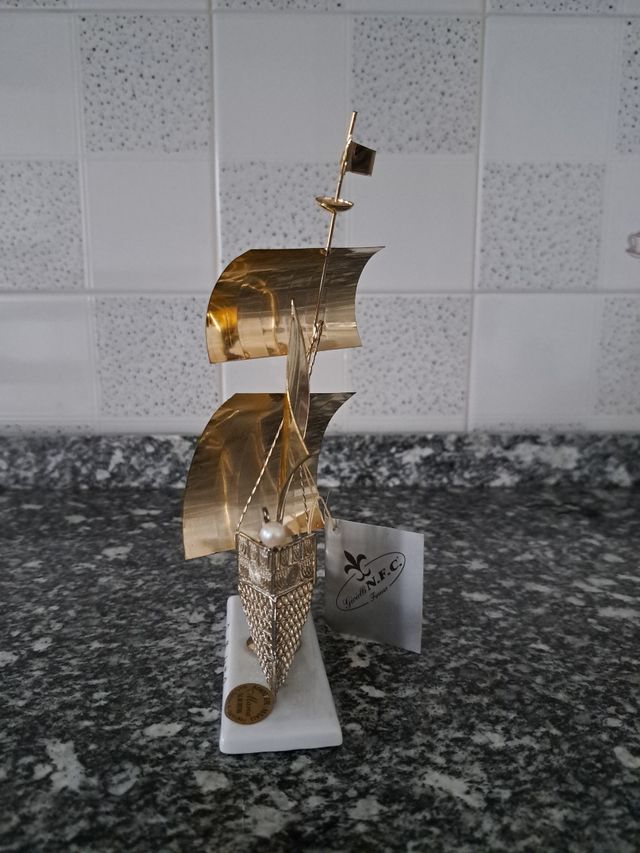 Veliero in argento con base in ceramica