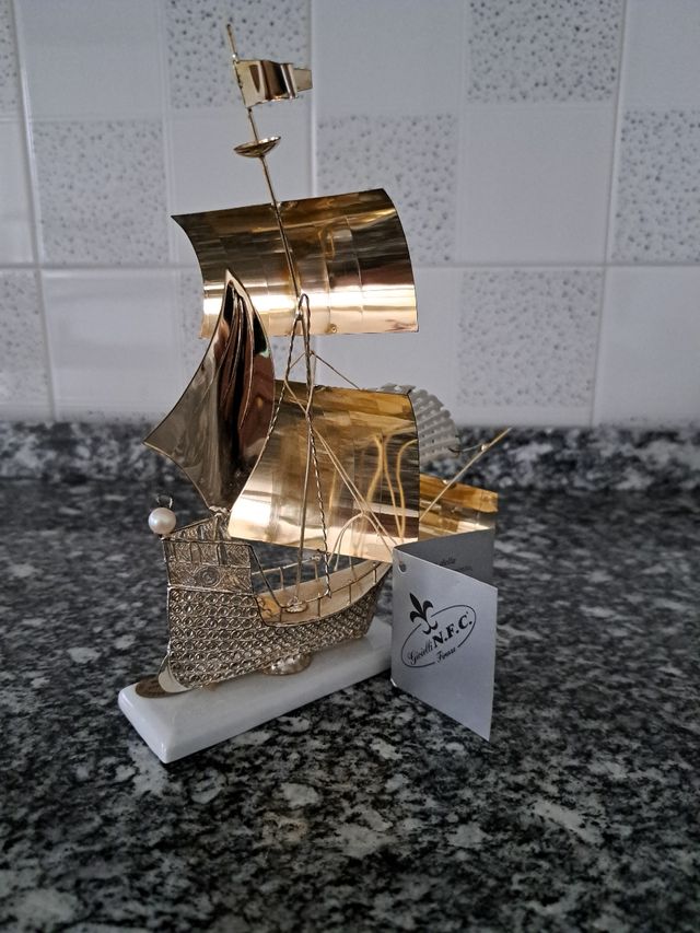 Veliero in argento con base in ceramica