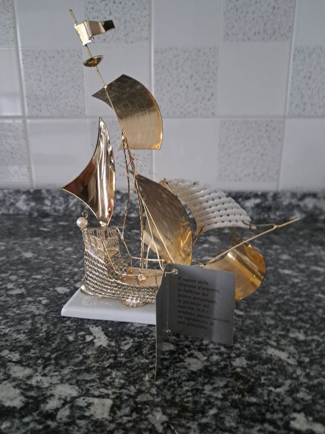 Veliero in argento con base in ceramica