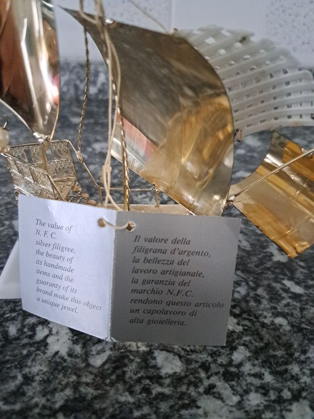 Veliero in argento con base in ceramica