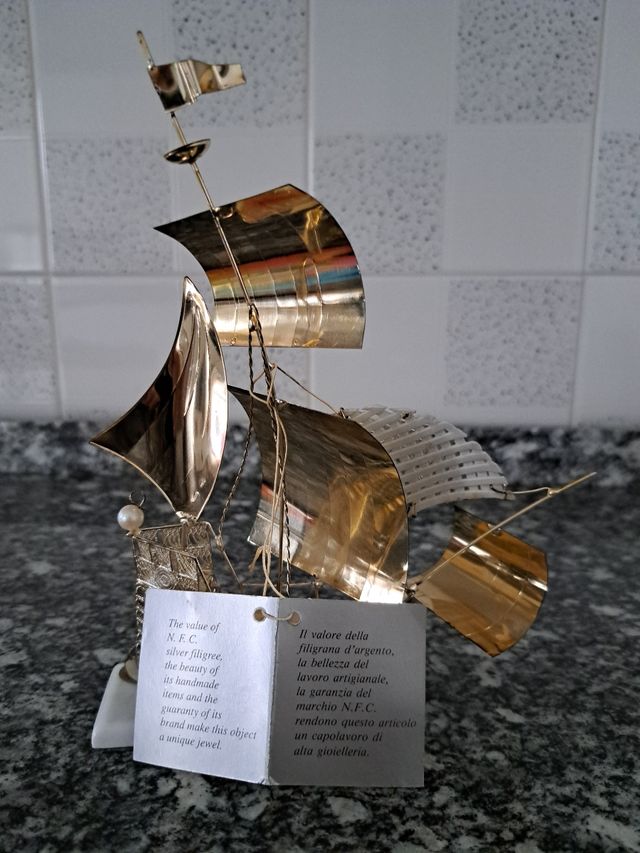 Veliero in argento con base in ceramica