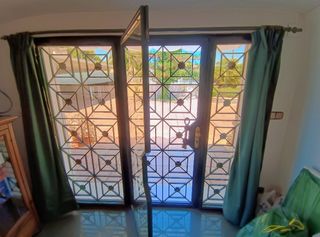 Puerta de hierro forjado