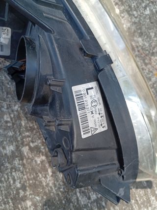 Faro Peugeot izquierdo
