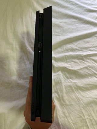 PS4 COMO NUEVA.