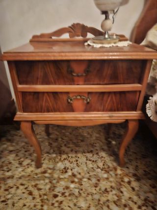 Muebles madera: 2 mesillas, armario, sillas