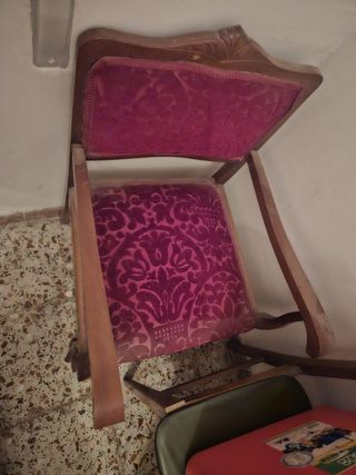 Muebles madera: 2 mesillas, armario, sillas