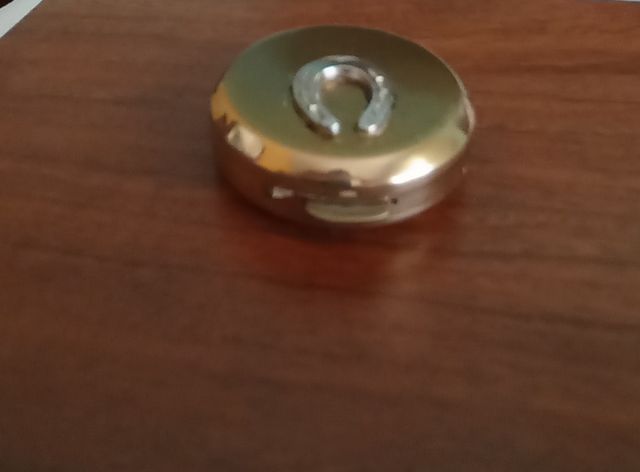 Joyero dorado, herradura de plata. Con cierre.