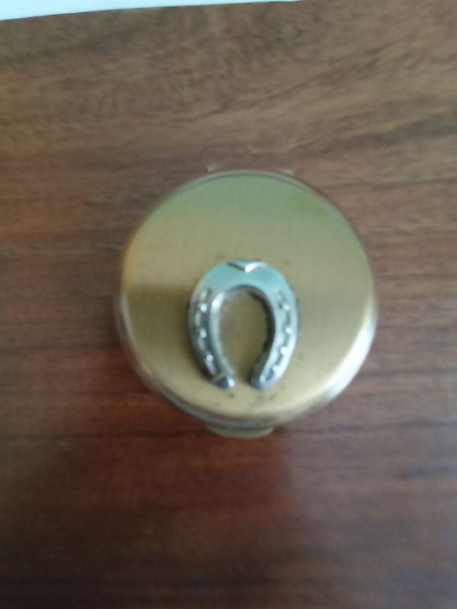 Joyero dorado, herradura de plata. Con cierre.