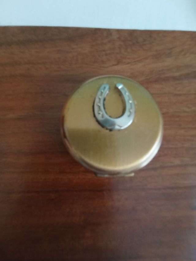 Joyero dorado, herradura de plata. Con cierre.