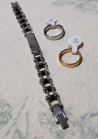 Lote de una pulsera y dos anillos de hombre