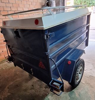 Remolque basculante con freno inercia 