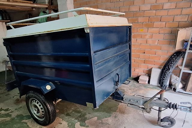 Remolque basculante con freno inercia