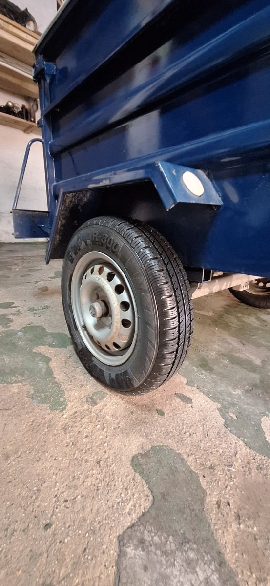 Remolque basculante con freno inercia