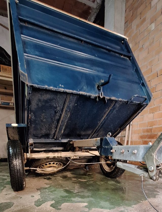 Remolque basculante con freno inercia