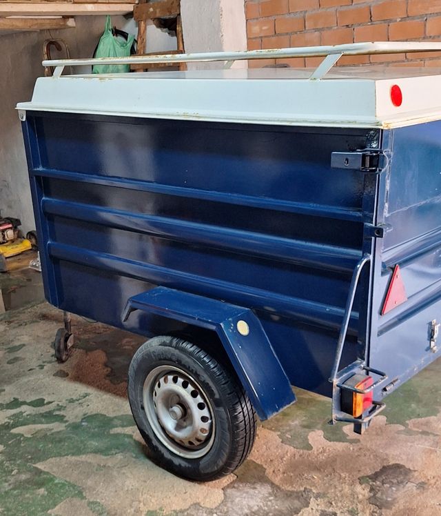 Remolque basculante con freno inercia