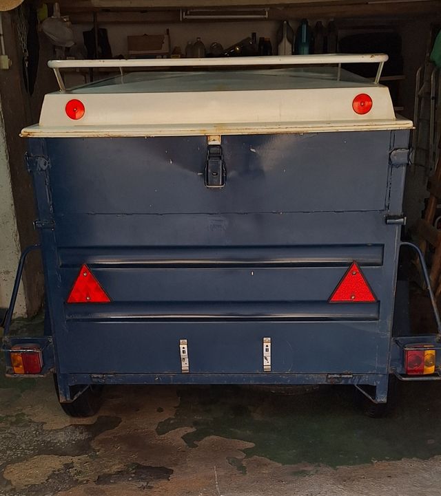 Remolque basculante con freno inercia