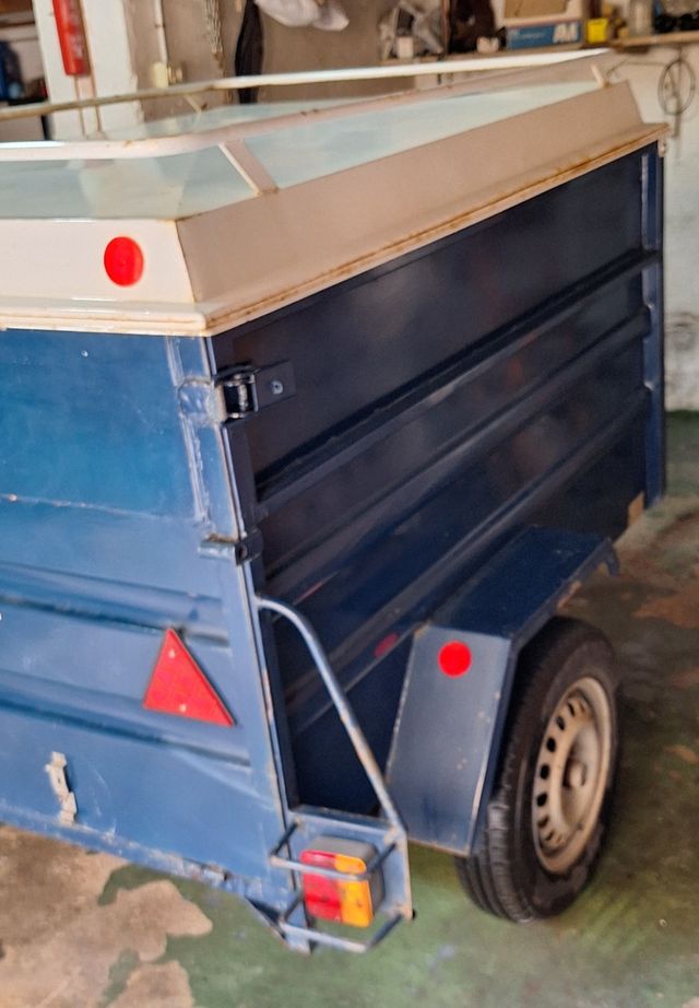 Remolque basculante con freno inercia