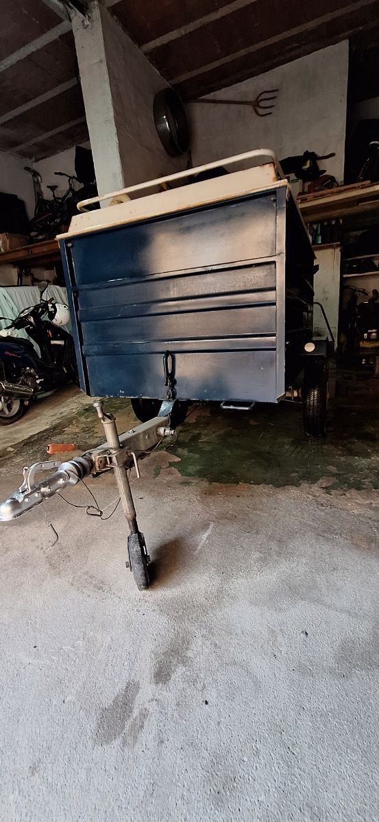 Remolque basculante con freno inercia