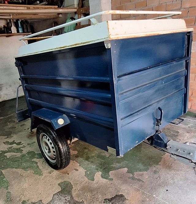 Remolque basculante con freno inercia