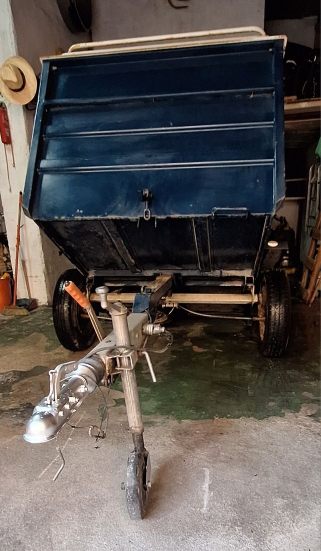 Remolque basculante con freno inercia