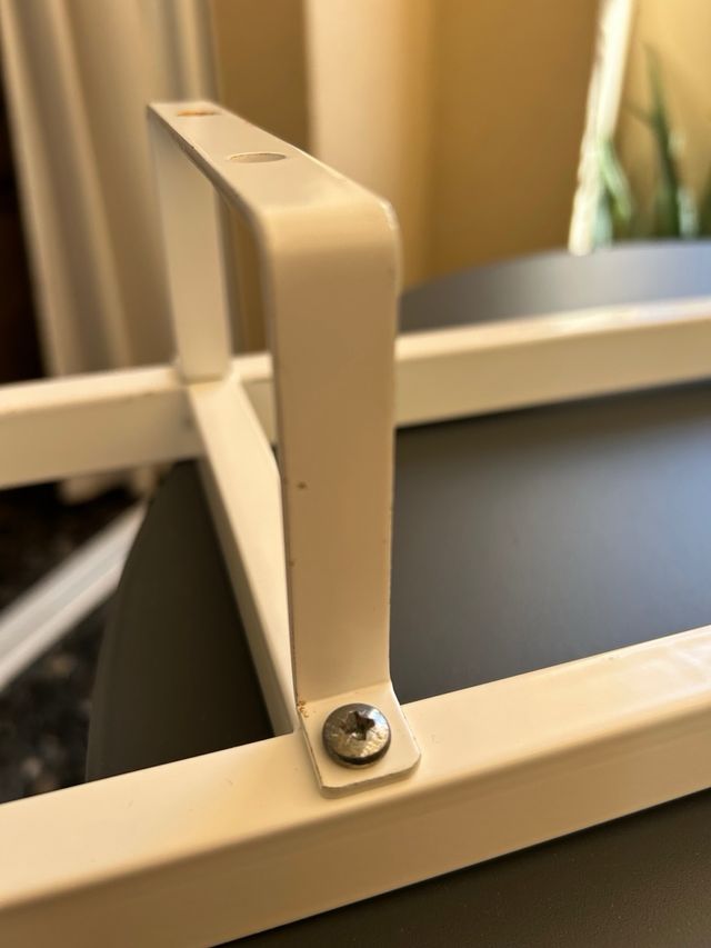 Estantería metálica blanca y negra para CDs y DVDs