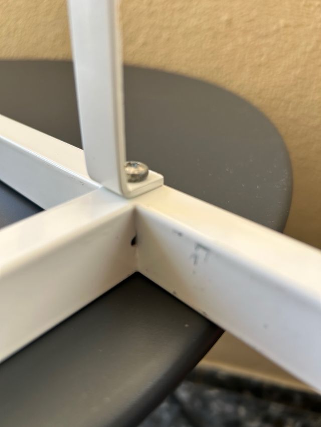 Estantería metálica blanca y negra para CDs y DVDs