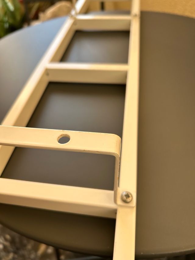 Estantería metálica blanca y negra para CDs y DVDs