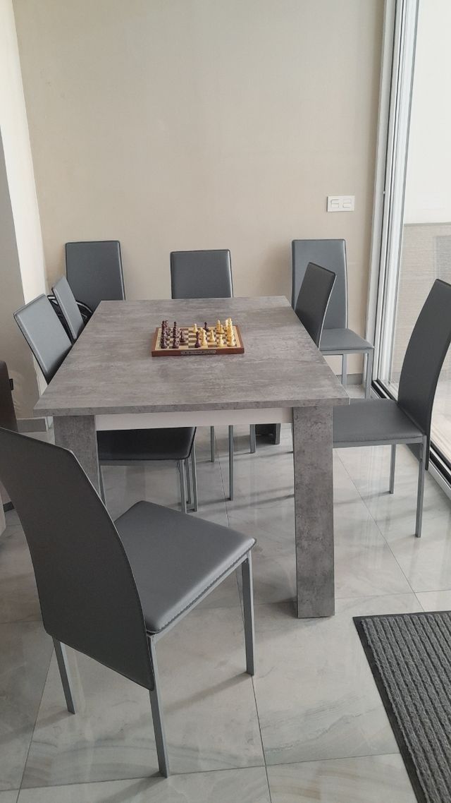 Mesa y 8 sillas grises - Comedor