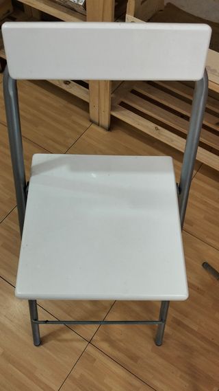 Taburetes plegables blancos