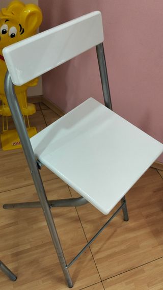 Taburetes plegables blancos