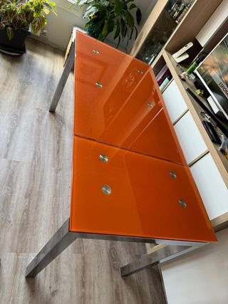 Mesa cristal naranja extensible