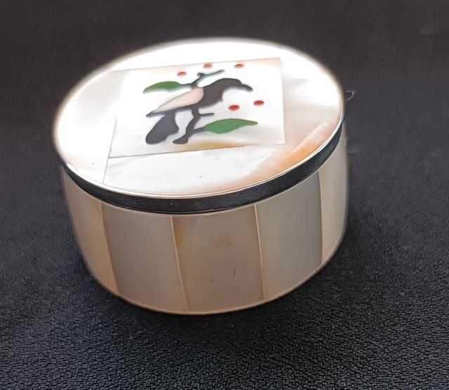 Pastillero nácar y metal