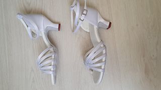 Zapatos baile novia blancos.