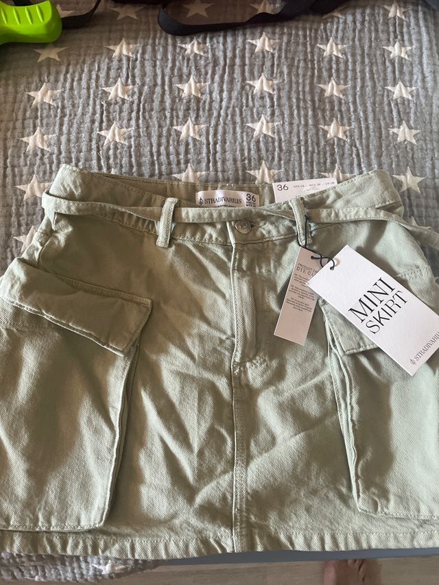 Mini falda Stradivarius verde oliva - talla 36