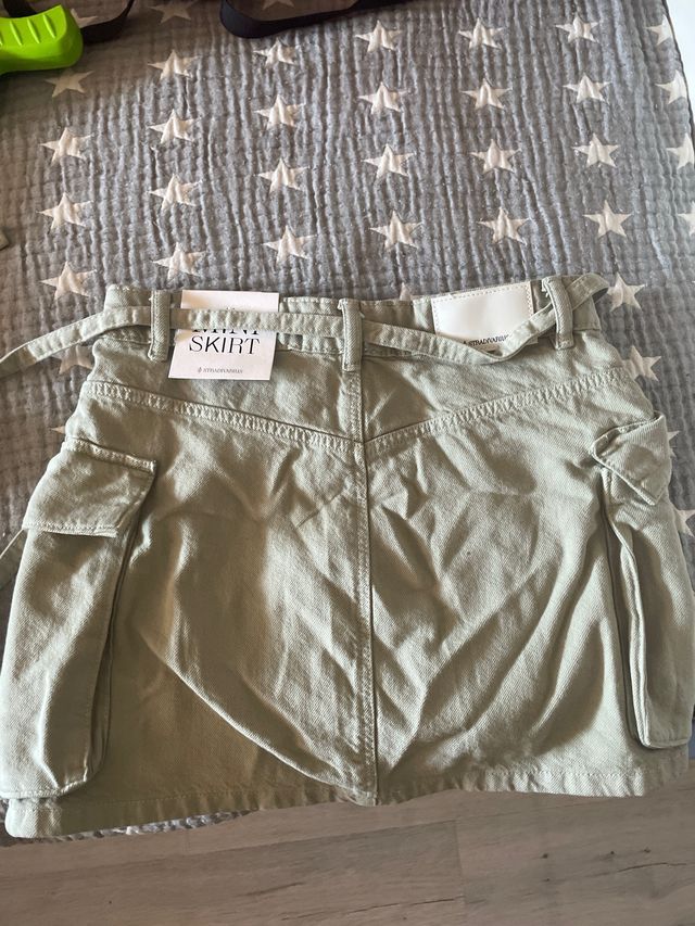 Mini falda Stradivarius verde oliva - talla 36