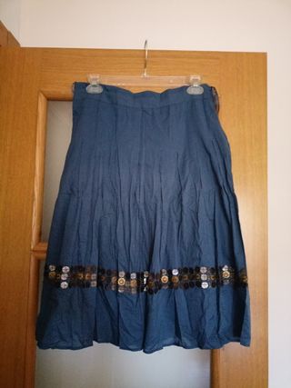 Falda azul plisada