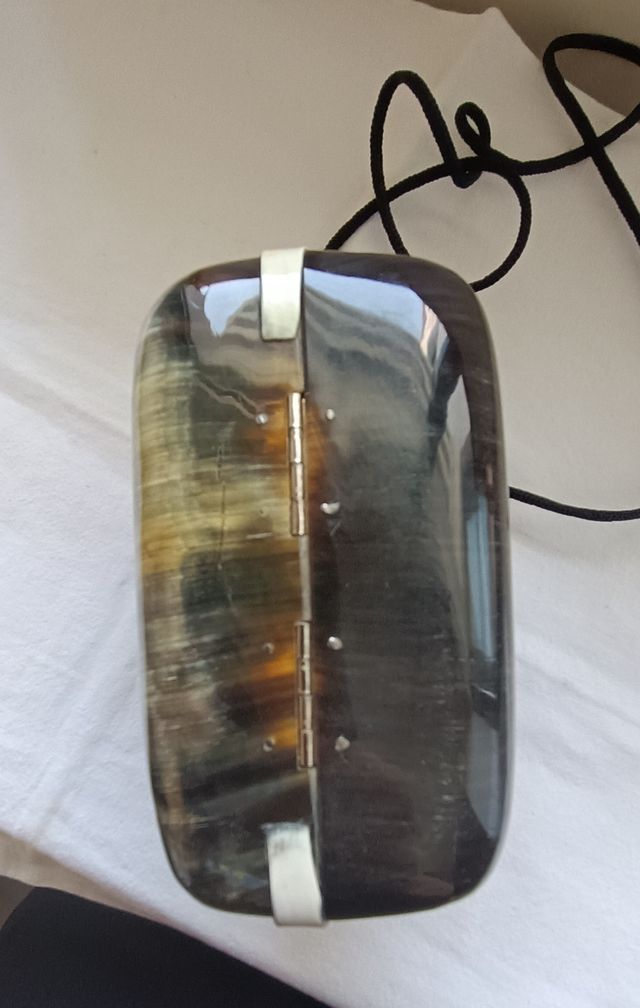 Clutch en cuerno de búfalo