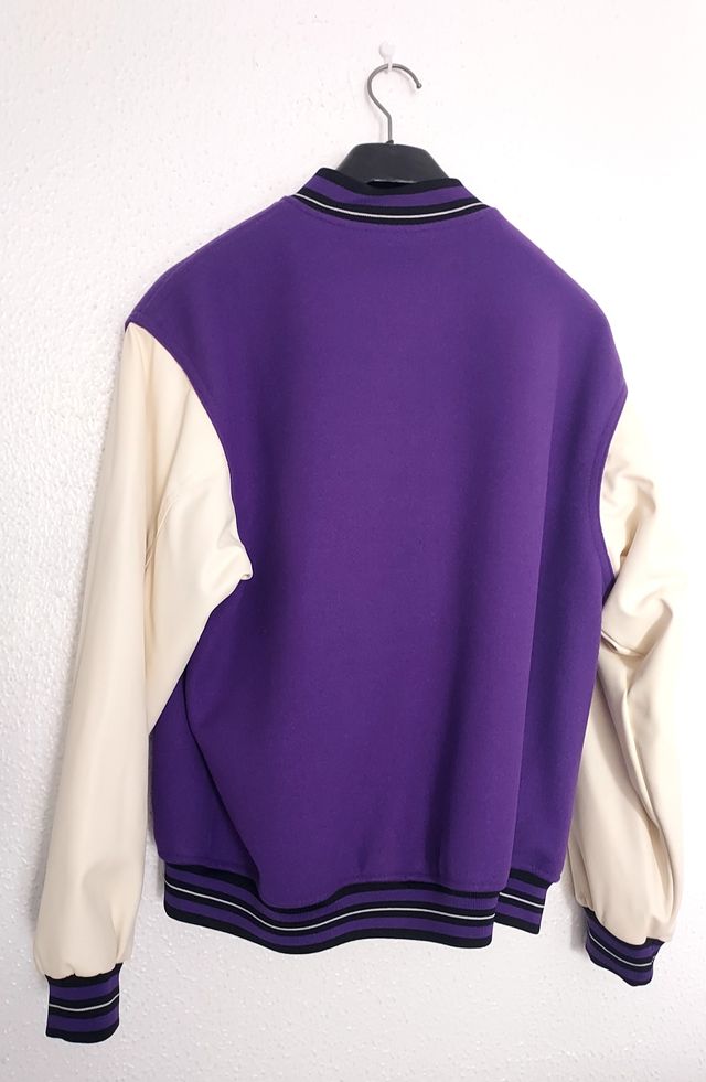 Chaqueta universitaria morada