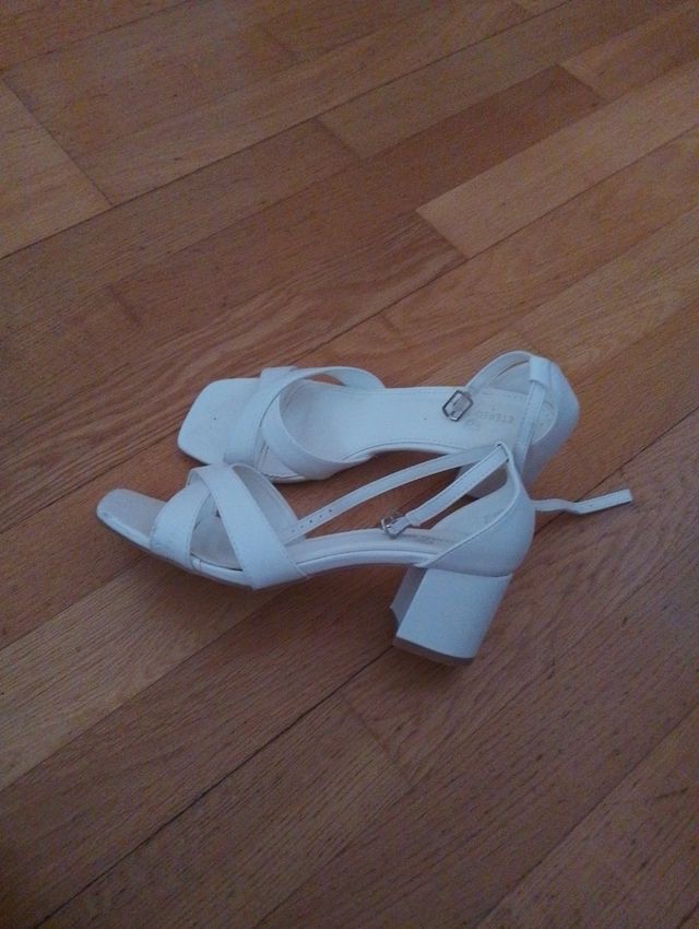 Sandalias blancas tacón bajo