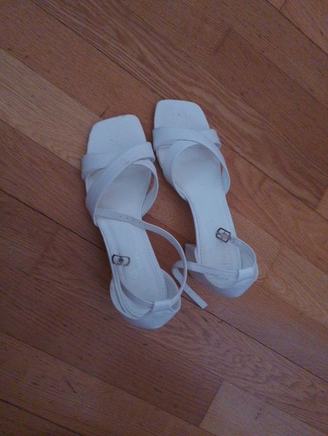 Sandalias blancas tacón bajo