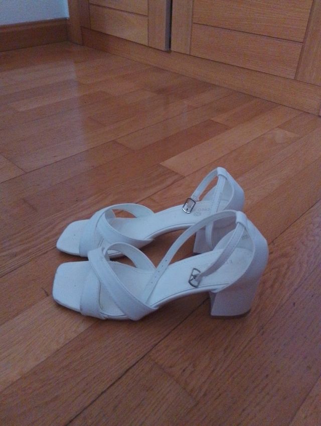 Sandalias blancas tacón bajo