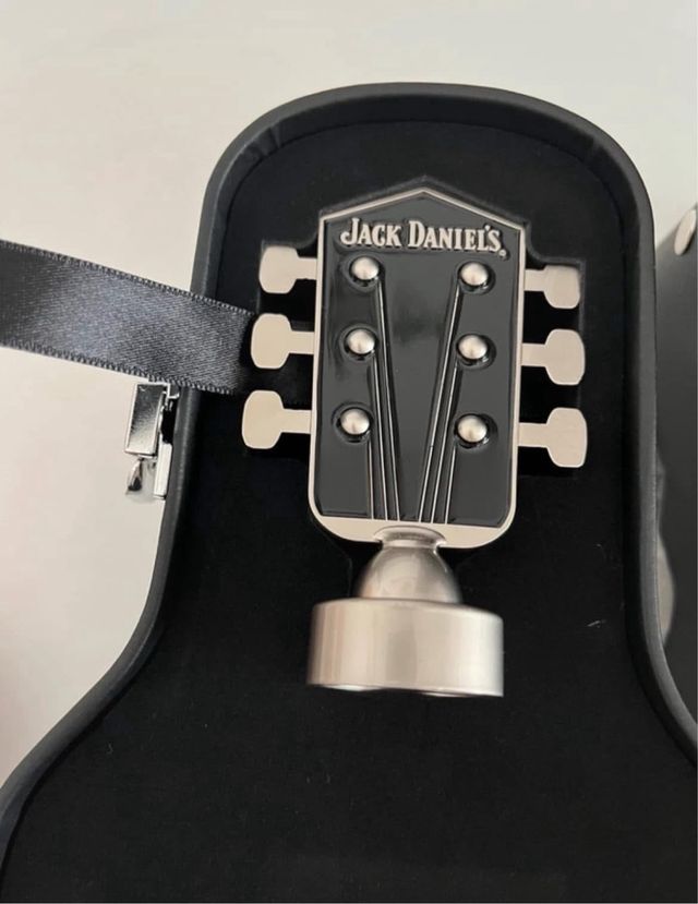 CC Jack Daniel's a forma di chitarra